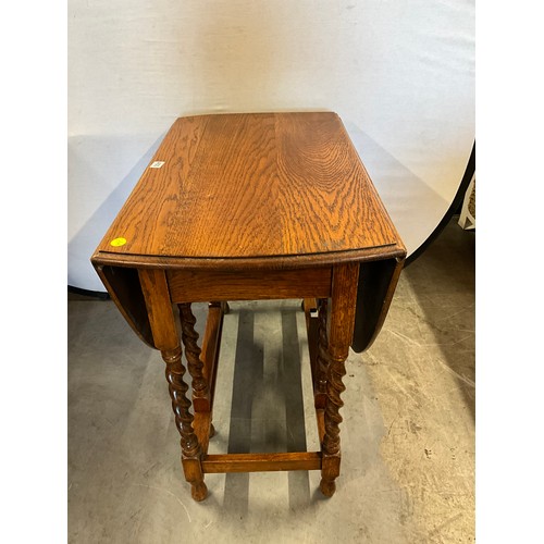 450 - VINTAGE GOLDEN OAK OVAL DROP LEAF DINING TABLE ON BARLEY TWIST LEGS H30