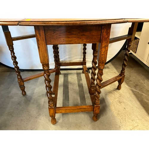 450 - VINTAGE GOLDEN OAK OVAL DROP LEAF DINING TABLE ON BARLEY TWIST LEGS H30