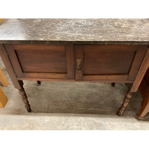 444 - EDWARDIAN MAHOGANY MARBLE TOPPED WASH STAND WITH SINGLE MIRROR TO TOP OVER TWO DOORS ON TURNED LEGS ... 