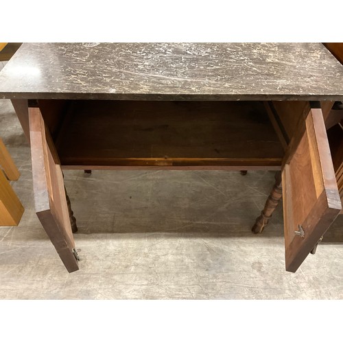 444 - EDWARDIAN MAHOGANY MARBLE TOPPED WASH STAND WITH SINGLE MIRROR TO TOP OVER TWO DOORS ON TURNED LEGS ... 