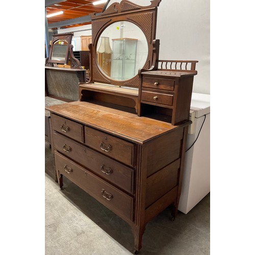 445 - EDWARDIAN OAK DRESSING TABLE WITH OVAL FRAMED MIRROR FLANKED BY TWO JEWELLERY DRAWERS OVER FOUR DRAW... 