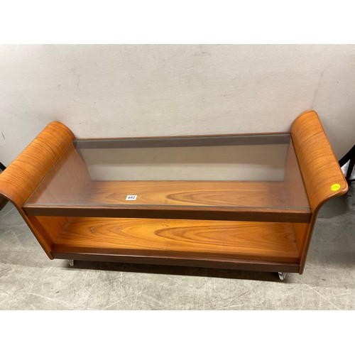 492 - MID CENTURY TEAK COFFEE TABLE WITH GLASS TOP SOLID FLY AWAY ENDS ON ORIGINAL SHEPARDS CASTERS (NOT B... 