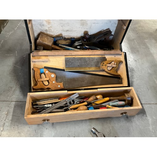 457 - VINTAGE CARPENTERS BOX COMPLETE WITH TOOLS TO INCLUDE PLANES, AXES, HAMMERS ETC