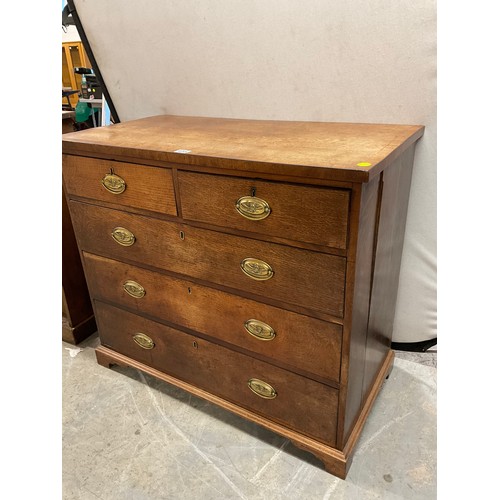 495 - GEORGIAN OAK WITH MAHOGANY CROSS BANDING BEDROOM CHEST OF FIVE DRAWERS H34