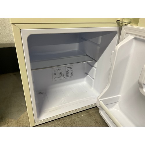 416 - SMALL ELECTRIQ TABLE TOP FRIDGE