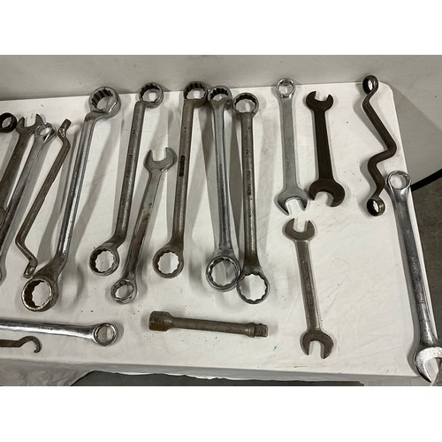 431 - TOOL BAG AND LARGE QUANTITY OF HEAVY DUTY SPANNERS