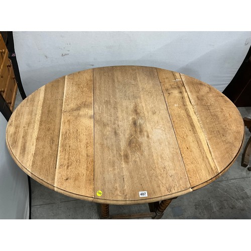 487 - VINTAGE OAK DROP LEAF GATELEG OVAL DINING TABLE ON BARLEY TWIST LEGS H29