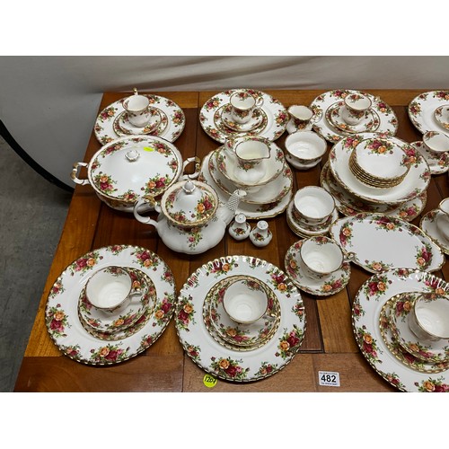 481 - LARGE ROYAL ALBERT OLD COUNTRY ROSE TEA AND DINNER SERVICE   81 PIECES IN TOTAL