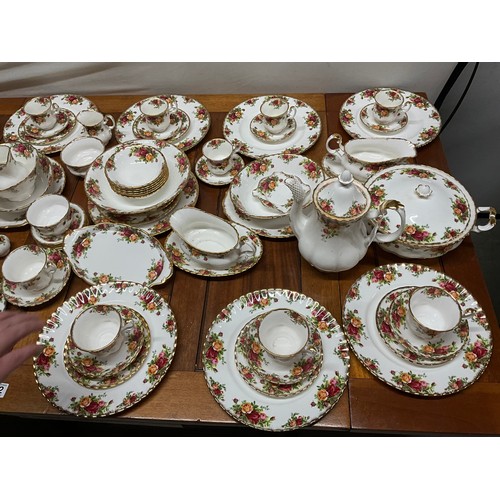 481 - LARGE ROYAL ALBERT OLD COUNTRY ROSE TEA AND DINNER SERVICE   81 PIECES IN TOTAL