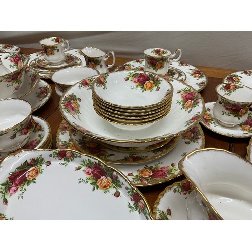 481 - LARGE ROYAL ALBERT OLD COUNTRY ROSE TEA AND DINNER SERVICE   81 PIECES IN TOTAL