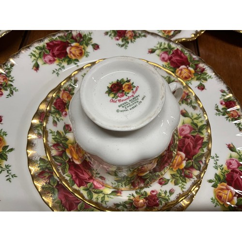 481 - LARGE ROYAL ALBERT OLD COUNTRY ROSE TEA AND DINNER SERVICE   81 PIECES IN TOTAL