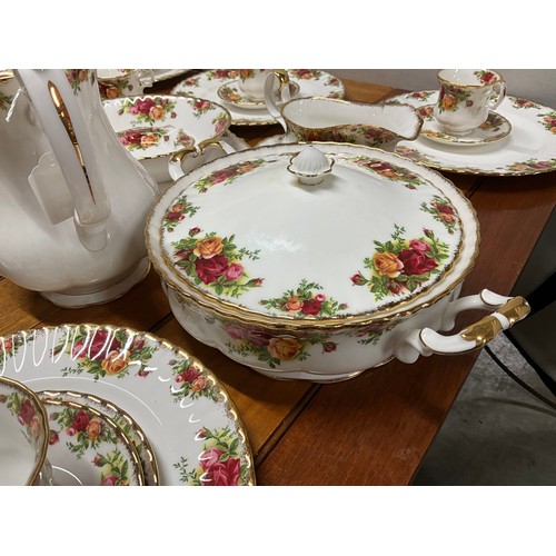 481 - LARGE ROYAL ALBERT OLD COUNTRY ROSE TEA AND DINNER SERVICE   81 PIECES IN TOTAL