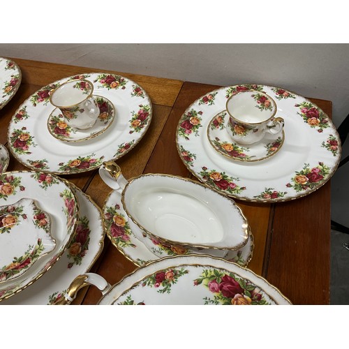 481 - LARGE ROYAL ALBERT OLD COUNTRY ROSE TEA AND DINNER SERVICE   81 PIECES IN TOTAL