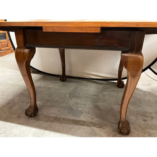 482 - VINTAGE MAHOGANY DRAW LEAF TABLE ON CABRIOLE LEGS  WITH CLAW AND BALL FEET H29