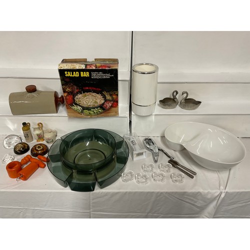 19 - QTY OF ODDS TO INCLUDE EARTHENWARE BOTTLE, SALAD BOWL,CORKSREWS, PAPERWEIGHT ETC