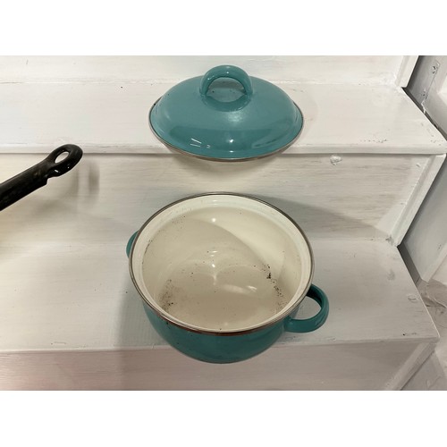 50 - BOX OF VINTAGE ENAMEL SAUCEPANS AND LE CRUESET EXAMPLES