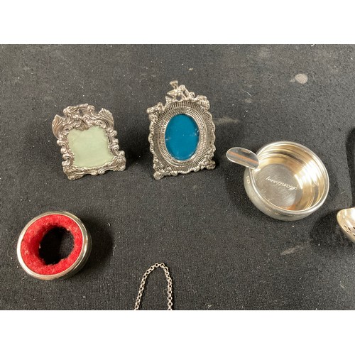 61 - QTY OF SILVER PLATED ITEMS TO INCLUDE DECANTER LABELS, MINIATURE PHOTO FRAMES, ASHTRAY, SPOONS ETC