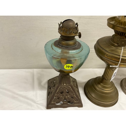 66 - VICTORIAN CAST IRON BASED OIL LAMP, 2 BRASS EXAMPLES AND ALADDIN LAMP