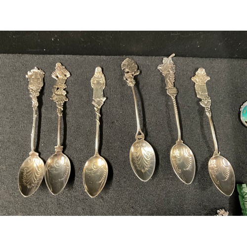 73 - QTY OF COLLECTORS ITEMS TO INCLUDE 2 BRASS PLAQUES, STERLING SILVER SPOONS (6) 2 SILVER SERVIETTE RI... 