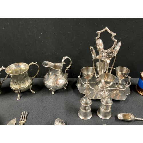 104 - BOX OF SILVER PLATED WARE TO INCLUDE WALKER & HALL,  KNIVES, SPOONS GOBLETS, EGG CUP STAND ETC