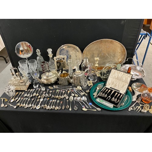 125 - 2 BOXES OF SILVER PLATE AND GLASSWARE TO INCLUDE CRUET SET, TEA & COFFEE POTS, SILVER RIMMED SPILL V... 