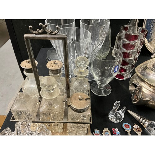 125 - 2 BOXES OF SILVER PLATE AND GLASSWARE TO INCLUDE CRUET SET, TEA & COFFEE POTS, SILVER RIMMED SPILL V... 