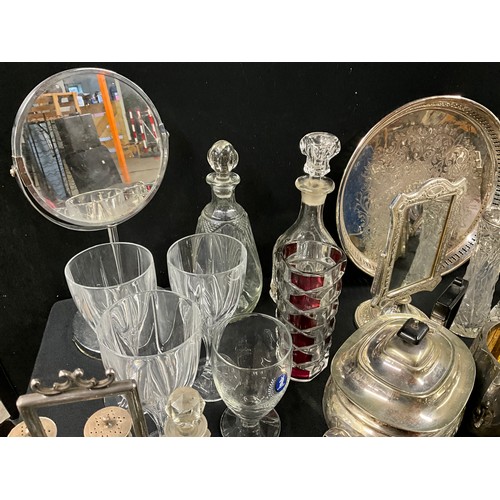 125 - 2 BOXES OF SILVER PLATE AND GLASSWARE TO INCLUDE CRUET SET, TEA & COFFEE POTS, SILVER RIMMED SPILL V... 