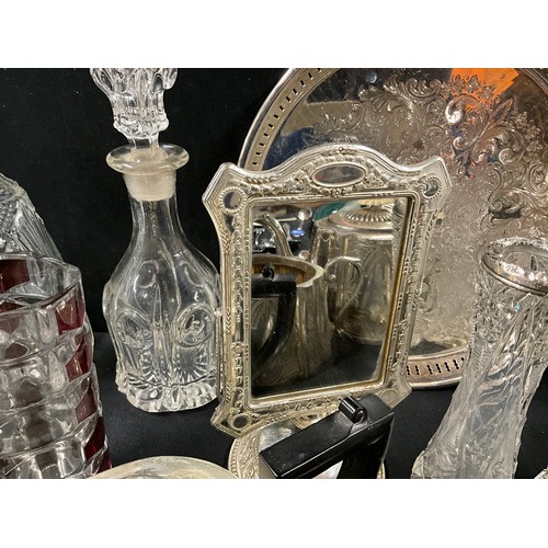 125 - 2 BOXES OF SILVER PLATE AND GLASSWARE TO INCLUDE CRUET SET, TEA & COFFEE POTS, SILVER RIMMED SPILL V... 