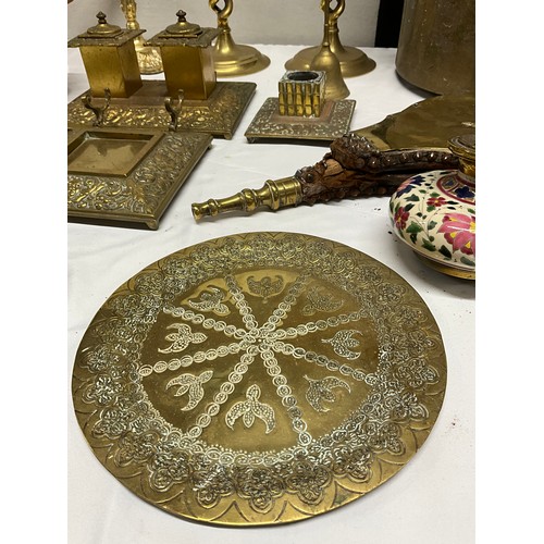 132 - BOX OF COPPER & BRASS TO INCLUDE BELLOWS, BARLEYTWIST CANDLESTICKS, INK STAND  ETC