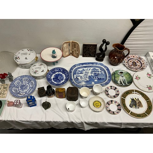 134 - 2 BOXES OF CHINA TO INCLUDE VICTORIAN BLUE & WHITE HARVEST JUG ETC