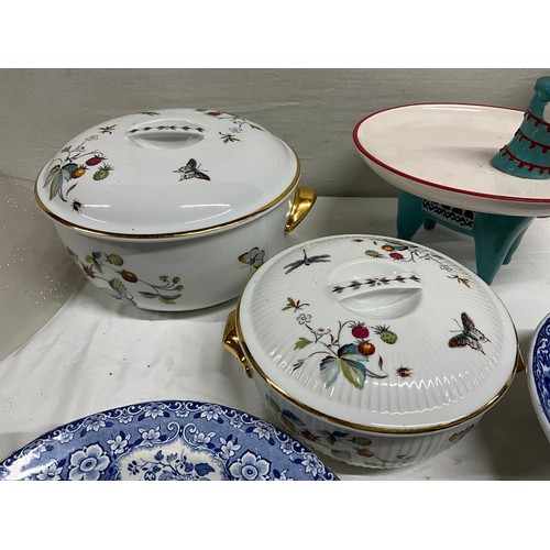 134 - 2 BOXES OF CHINA TO INCLUDE VICTORIAN BLUE & WHITE HARVEST JUG ETC