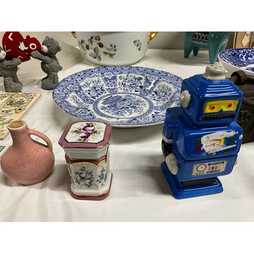 134 - 2 BOXES OF CHINA TO INCLUDE VICTORIAN BLUE & WHITE HARVEST JUG ETC