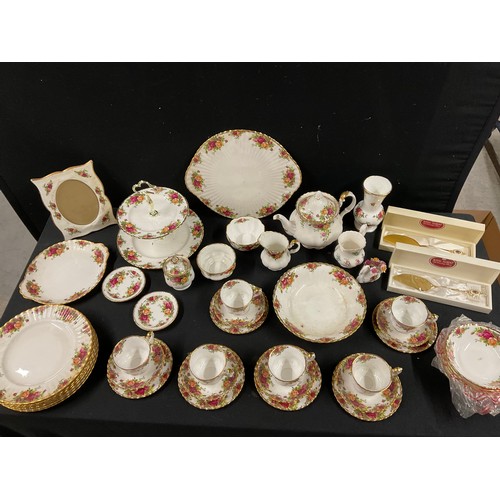 137 - LARGE ROYAL ALBERT OLD COUNTRY ROSE DINNER & TEA SERVICE TO INCLUDE BOXED CAKE SLICERS - FORTY SIX P... 