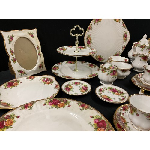 137 - LARGE ROYAL ALBERT OLD COUNTRY ROSE DINNER & TEA SERVICE TO INCLUDE BOXED CAKE SLICERS - FORTY SIX P... 