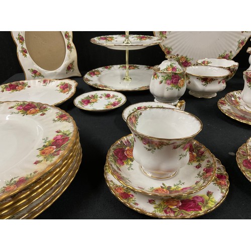 137 - LARGE ROYAL ALBERT OLD COUNTRY ROSE DINNER & TEA SERVICE TO INCLUDE BOXED CAKE SLICERS - FORTY SIX P... 