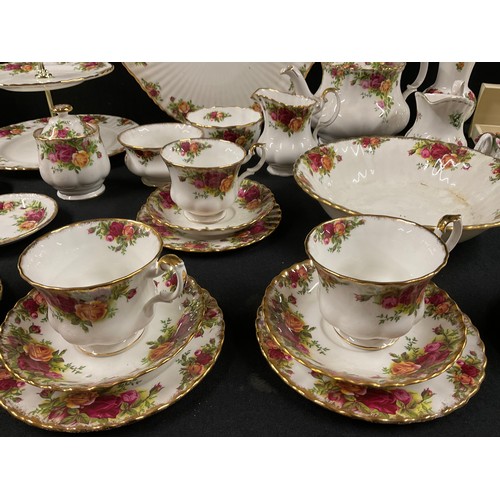 137 - LARGE ROYAL ALBERT OLD COUNTRY ROSE DINNER & TEA SERVICE TO INCLUDE BOXED CAKE SLICERS - FORTY SIX P... 