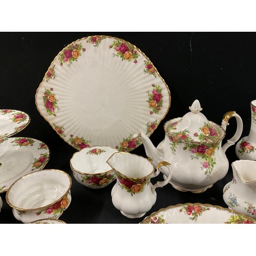 137 - LARGE ROYAL ALBERT OLD COUNTRY ROSE DINNER & TEA SERVICE TO INCLUDE BOXED CAKE SLICERS - FORTY SIX P... 