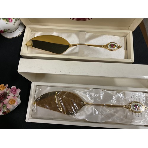 137 - LARGE ROYAL ALBERT OLD COUNTRY ROSE DINNER & TEA SERVICE TO INCLUDE BOXED CAKE SLICERS - FORTY SIX P... 