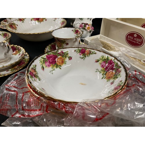 137 - LARGE ROYAL ALBERT OLD COUNTRY ROSE DINNER & TEA SERVICE TO INCLUDE BOXED CAKE SLICERS - FORTY SIX P... 