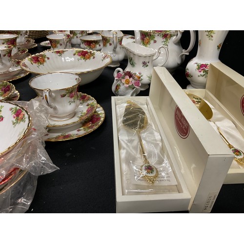 137 - LARGE ROYAL ALBERT OLD COUNTRY ROSE DINNER & TEA SERVICE TO INCLUDE BOXED CAKE SLICERS - FORTY SIX P... 