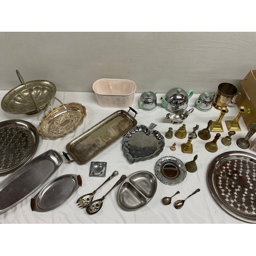 139 - BOX OF SILVER PLATED AND BRASS ITEMS TO INCLUDE VINTAGE CHROME TEA SET