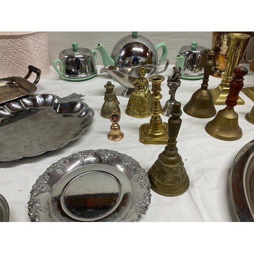 139 - BOX OF SILVER PLATED AND BRASS ITEMS TO INCLUDE VINTAGE CHROME TEA SET