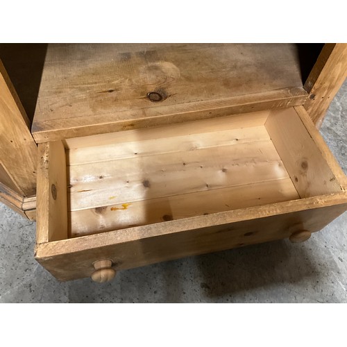 445 - SOLID WAXED PINE CORNER TV STAND WITH DRAWER H24