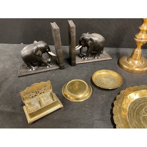 4 - BOX OF BRASSWARE TO INCLUDE EARLY GEORGIAN CANDLESTICKS, CHAMBER STICK, CARVED ELEPHANT BOOK ENDS ET... 