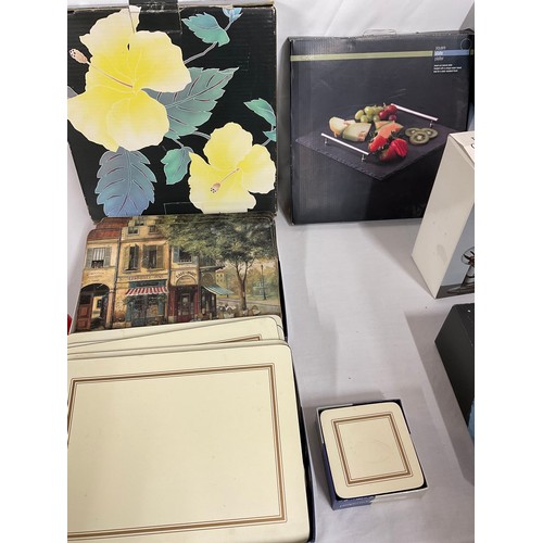 7 - BOX OF GLASSWARE ETC TO INCLUDE DARTINGTON BOXED GLASS ITEMS, BOXED LAZY SUSAN, BOXED PLATTERS AND A... 