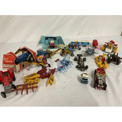 40 - QUANTITY OF VINTAGE PLAY WORN TOYS TO INCLUDE: TRACTORS, DINKY THINDERBIRD VEHICLE ETC