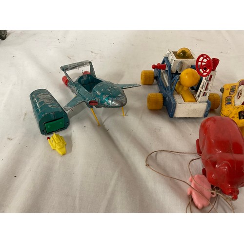 40 - QUANTITY OF VINTAGE PLAY WORN TOYS TO INCLUDE: TRACTORS, DINKY THINDERBIRD VEHICLE ETC