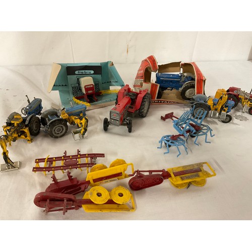 40 - QUANTITY OF VINTAGE PLAY WORN TOYS TO INCLUDE: TRACTORS, DINKY THINDERBIRD VEHICLE ETC