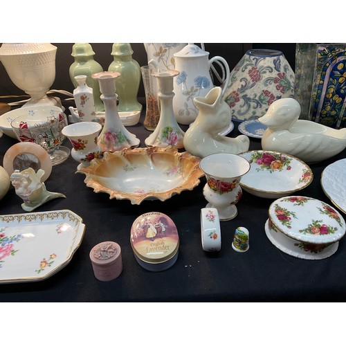 35 - TWO BOXES OF CHINA TO INCLUDE: WEDGEWOOD, VICTORIAN IMARI PLATES, CRACKLE GLASS LAMP, ROYAL ALBERT E... 