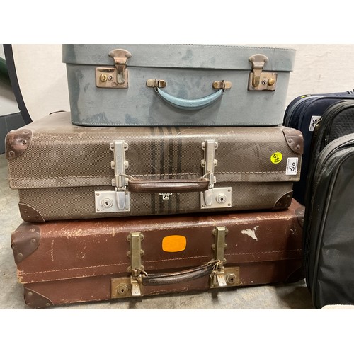 36 - QUANTITY OF VINTAGE AND LATER SUITCASES